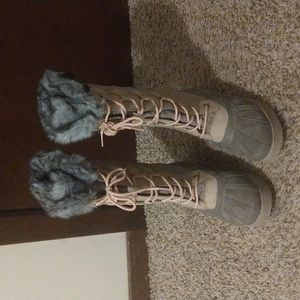 Snow boots